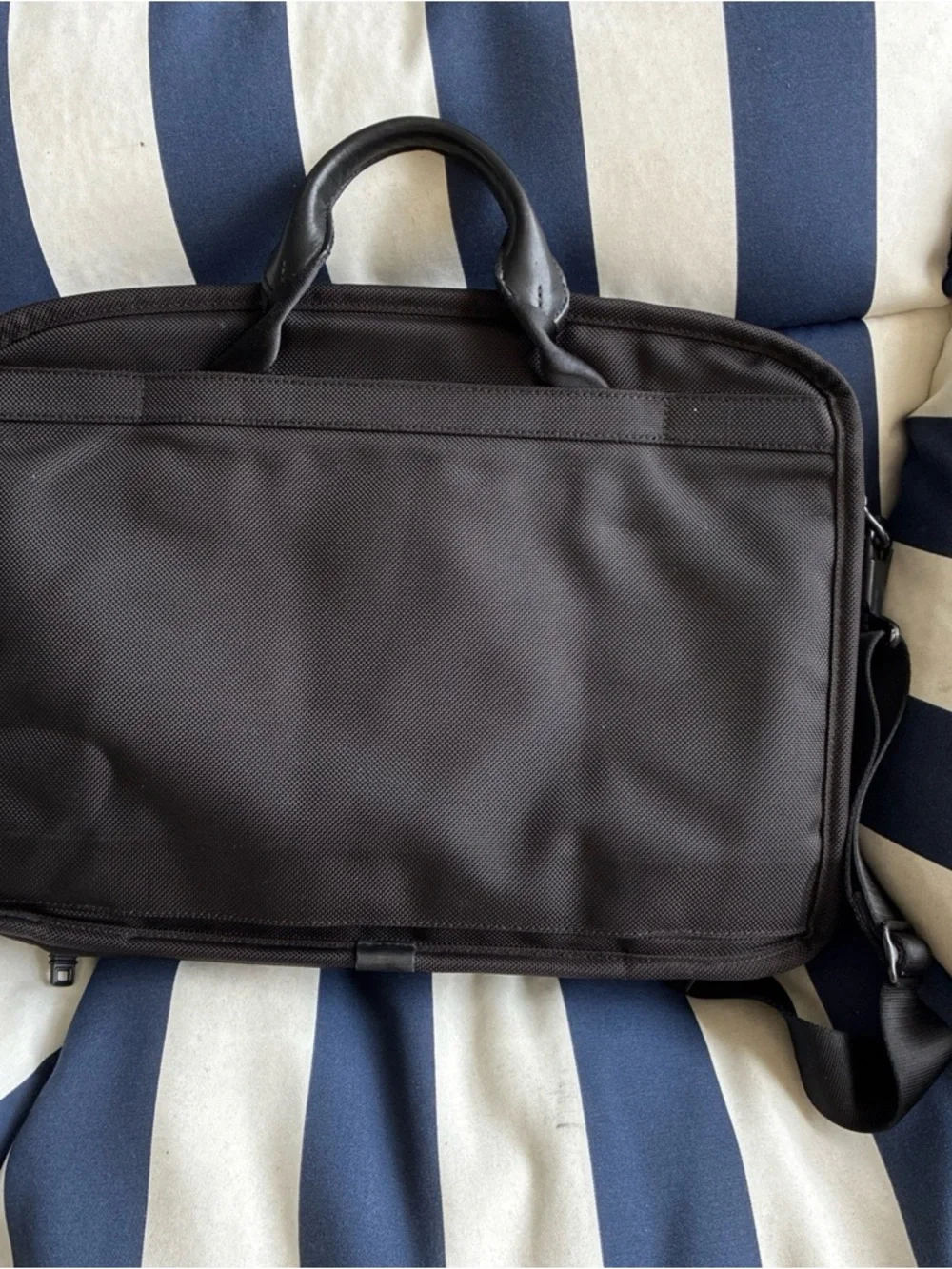 Tumi Alpha Black travel Messenger Bag Multiple Front Pockets laptop sleeve